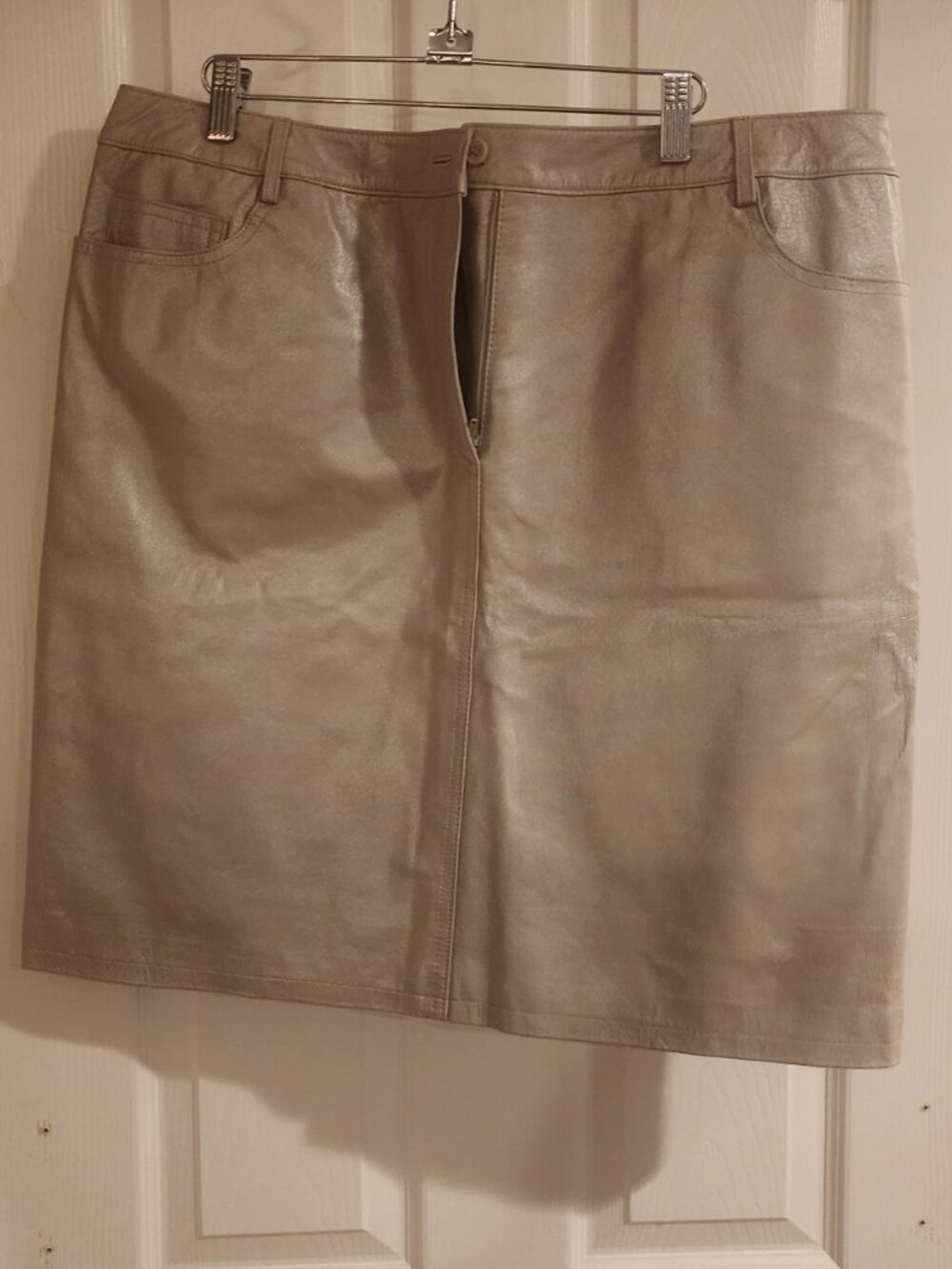 NEWPORT NEWS LIGHT GREY TAUPE PEARLY LEATHER SKIRT